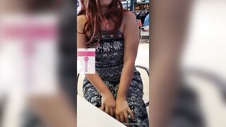 Orgasmo in pubblico al ristorante nel centro commerciale indossando un vibratore per la rossa Arty