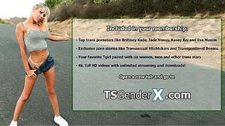 T-girl Jenna Creed screws Victoria Voxxx