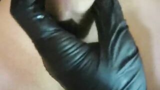 Девушка мастурбирует парню член. В перчатках.
