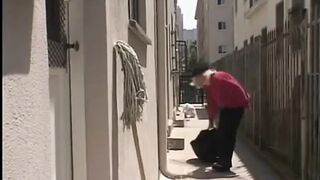 Sexy golden-haired floozy gets double permeated by 2 chocolate skin men