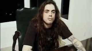 Guy Licks brunettes vagina whilst this guy get sucked by a blonde playgirl in couch