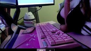 groaning egirl gives intimate masterbution aid