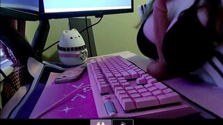 groaning egirl gives intimate masterbution aid