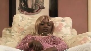 Black whore likes to finger her cunt and smack her fingers in couch