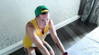 Куколду кончил в рот любовник и он вылизывает киску жены от спермы