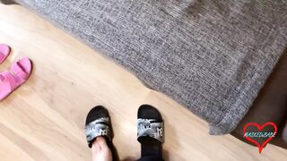 Сводная сестра притворилась, что застряла в диване, чтобы потрахаться!