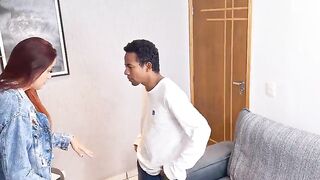 Costureira de ereção do dotado ao tirar medidas de sua calça!