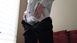 homem hétero com roupas sociais se masturbando, gozando e gemendo depois do trabalho