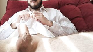 homem hétero com roupas sociais se masturbando, gozando e gemendo depois do trabalho