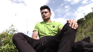 No le importa y EYACULA en la CALLE - Alex CUM