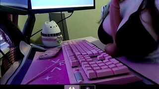 groaning egirl gives intimate masterbution aid