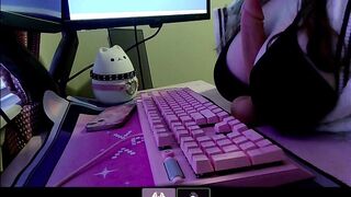 groaning egirl gives intimate masterbution aid