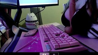 groaning egirl gives intimate masterbution aid