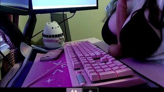 groaning egirl gives intimate masterbution aid