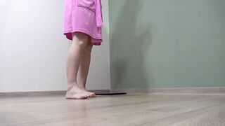 Giantess Housewife Anna Shows Her Feet