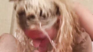 Golden-haired Amateur Fingers Her Juicy Vagina and Sucks Ramrod