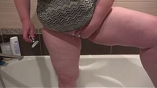 A curvy mother I'd like to fuck shaves her trimmed twat in the bathtub.
