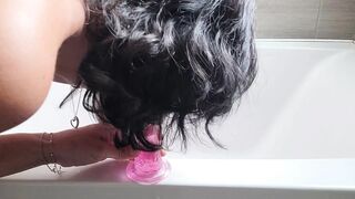mother I'd like to fuck gives herself joy in bath
