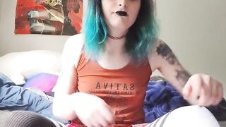 Gothic Vixen Destroys Her Gap for Your Entertainment