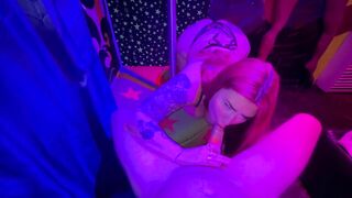 Stripper colorada Tetona cambia el caño por mi polla y Baila sobre Mi hasta hacerme venir
