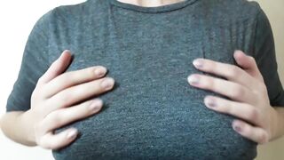 Acariciandome las tetas
