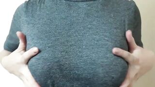 Acariciandome las tetas