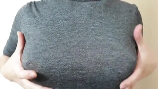 Acariciandome las tetas