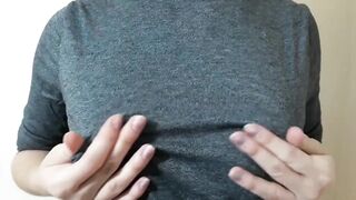 Acariciandome las tetas