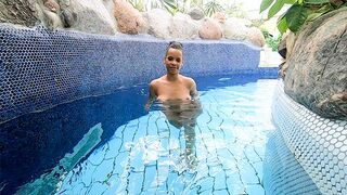 Underwater sex with an black cutie in a swimming pool