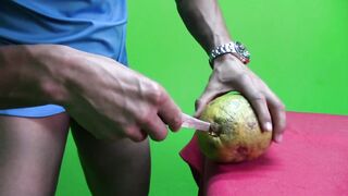 ¡¡Se FOLLA una Papaya hasta CORRERSE DENTRO DE ELLA!!!