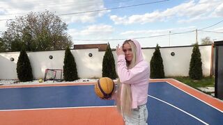That babe wanted to throw the ball into the hoop, but it all ended with cum on her booty.