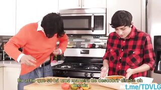 Cozinhar acabou levando eles a uma orgia LEGENDADO
