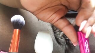 (Messy Talk) Black big beautiful woman Squirt With Make Up Brushes In Snatch and Butt