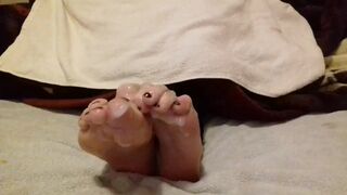 Widening thick cum between my toes - cum on feet