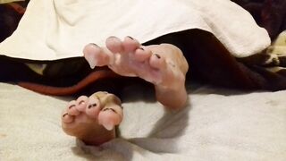 Widening thick cum between my toes - cum on feet