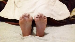 Widening thick cum between my toes - cum on feet