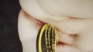 Masturbating with hairbrush until I squirt
