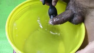 Estudiante Cachondo se Corre Dentro de un Balde con Agua Caliente!! uuuff