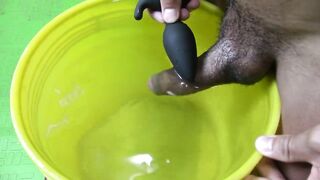 Estudiante Cachondo se Corre Dentro de un Balde con Agua Caliente!! uuuff