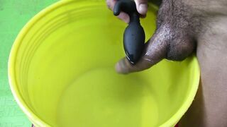 Estudiante Cachondo se Corre Dentro de un Balde con Agua Caliente!! uuuff
