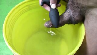 Estudiante Cachondo se Corre Dentro de un Balde con Agua Caliente!! uuuff