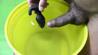 Estudiante Cachondo se Corre Dentro de un Balde con Agua Caliente!! uuuff