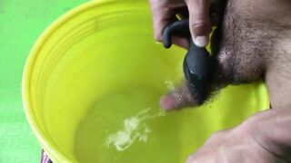 Estudiante Cachondo se Corre Dentro de un Balde con Agua Caliente!! uuuff