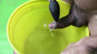 Estudiante Cachondo se Corre Dentro de un Balde con Agua Caliente!! uuuff