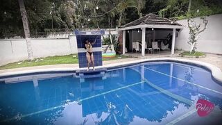 The Stepmother Caught Her Stepdaughter Playing with a Sex tool in the Pool and Masturbated Her Until That babe Squirts.