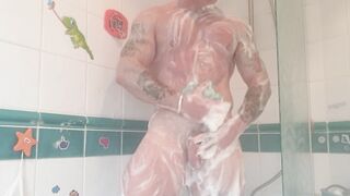 Brawny tattooed chap takes hawt shower after the gym