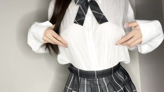 ノーブラノーパンで学校に…乳首勃起してしまって発情オナニー　18歳日本人　素人