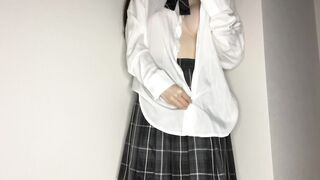 ノーブラノーパンで学校に…乳首勃起してしまって発情オナニー　18歳日本人　素人