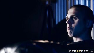 Brazzers - Veronica Vain's Halloween Slutfest Neglected Wife Gets Her Taut Cunt Hammered by a Throbbiing Vampire Weenie