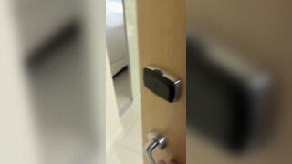 当我工作完回到酒店推开门惊呆了